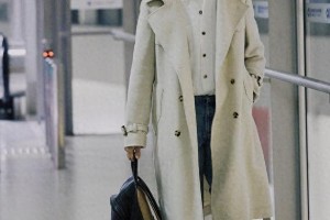 李昀锐米兰时装周机场look：米白风衣贵公子范十足
