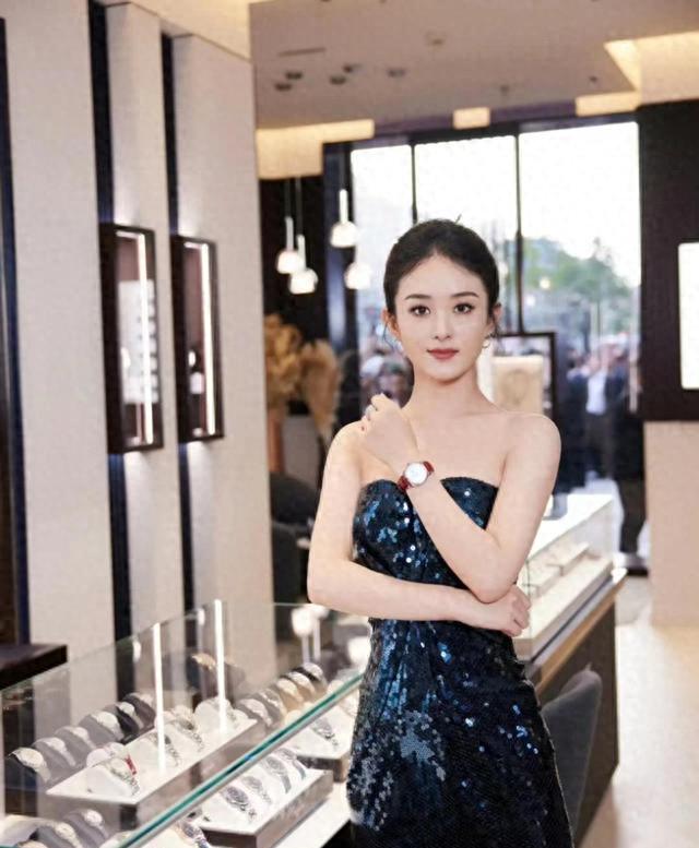 赵丽颖抹胸亮片长裙造型
