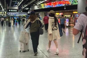 杨幂低调赴港探望女儿小糯米 践行高质量陪伴