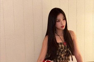 虞书欣晒黄黑格子吊带美照，活力四射