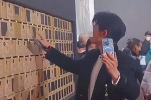 微博之夜明星送礼大赏：田曦薇粘毛器成笑点，张颂文紫竹获赞