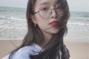 吴宣仪海滩眼镜写真 纯美清新风吸睛