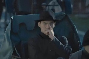 向佐《门前宝地》摸鼻梁动作引热议：眼保健操式演技分析