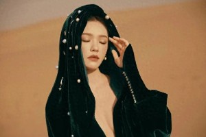 林允沙漠深V礼服写真，异域风情火辣吸睛