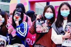 棉花娃娃热潮：00后新宠与定制经济崛起